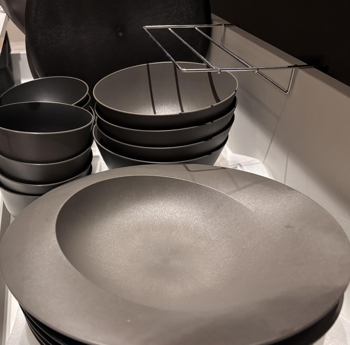 ARASの食器を収納した我が家の食器棚。深皿スクープやお茶碗、汁椀が重ねて並んでいる